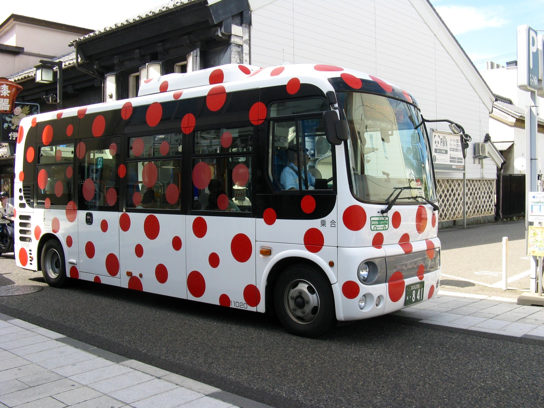 Yayoi Kusama bus